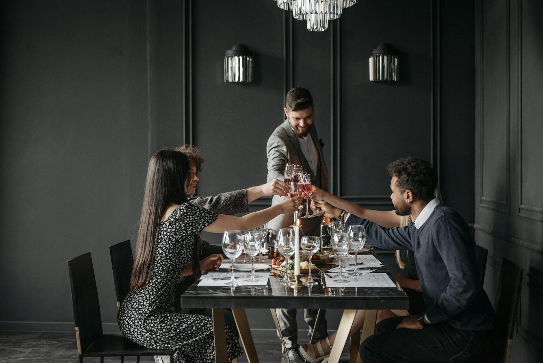 Freunde stoßen mit Champagner bei einem festlichen Dinner an