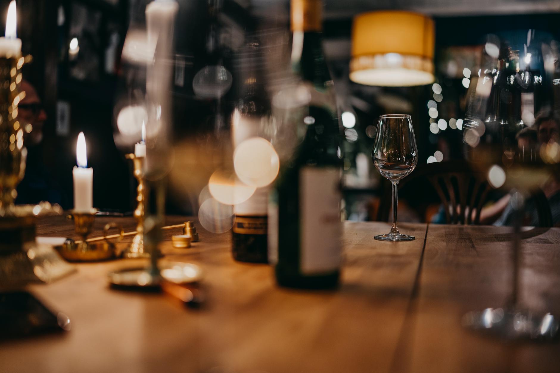 Kerzenschein und Weingläser auf einem rustikalen Tisch