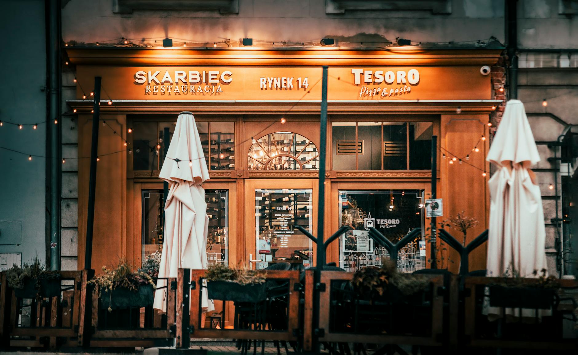 Restaurant-Eingang bei Abendstimmung mit warmem Licht