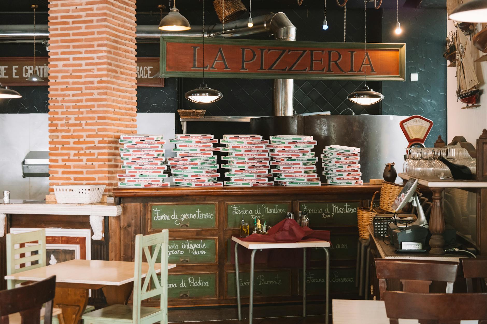 Gemütliches Pizzeria-Interieur mit rustikaler Einrichtung