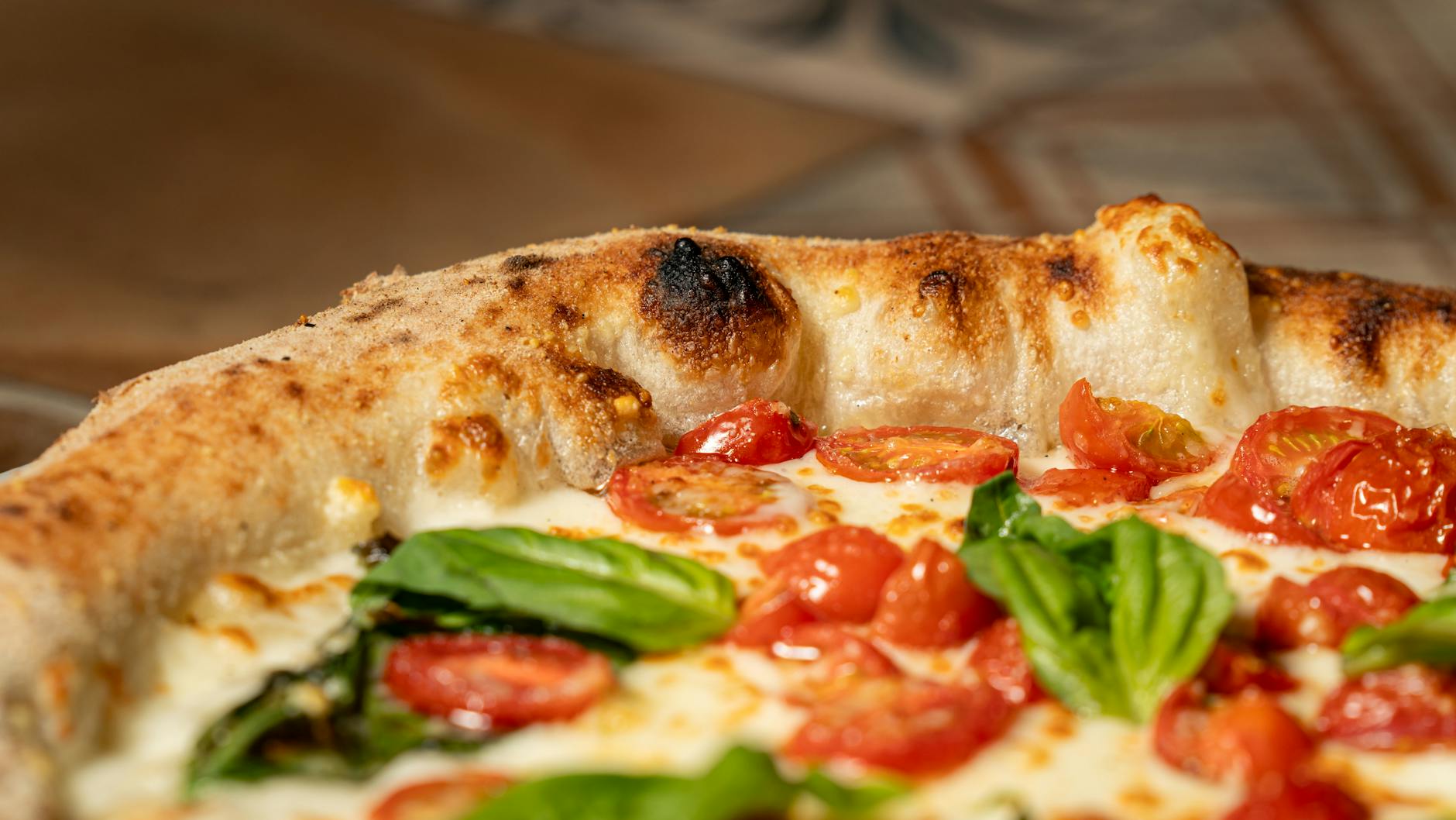 Frische Margherita Pizza mit Basilikum und Mozzarella