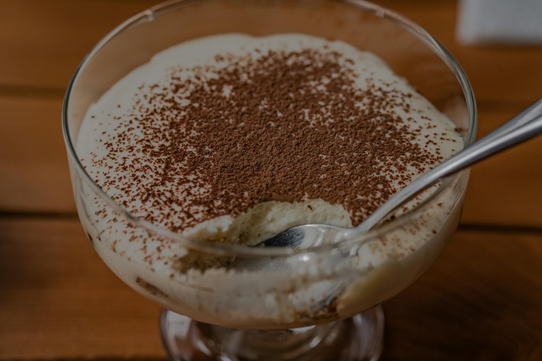 Cremiges Tiramisu mit Kakaopulver